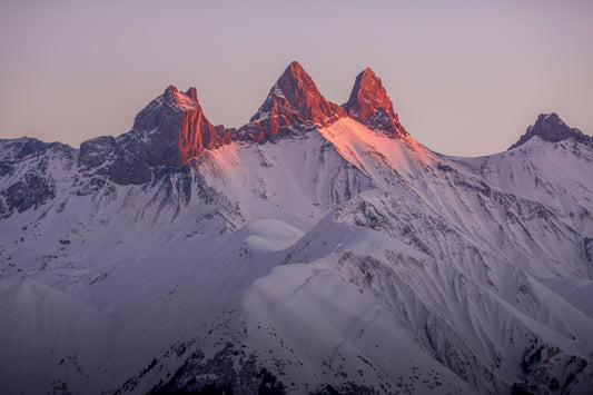 Les Aiguilles d’Arves au crépuscule, lumière douce sur les sommets rocheux de Savoie, photo paysage montagne Alpes.
