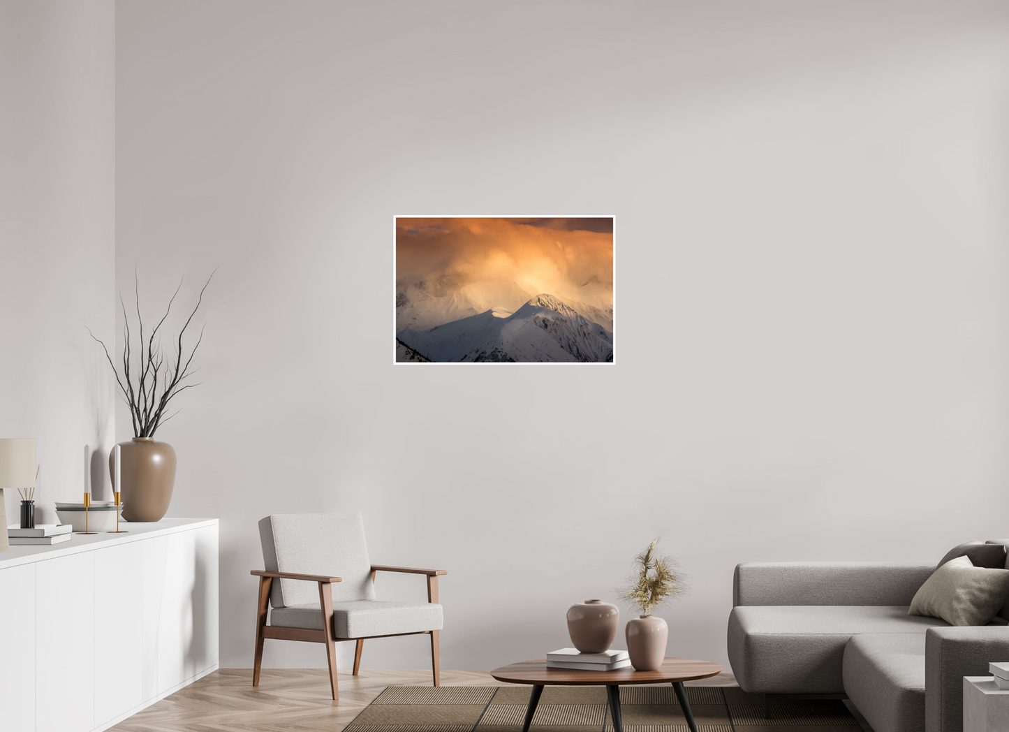 Montagnes sauvages des Alpes françaises dans la vallée de la Maurienne avec atmosphère mystérieuse.