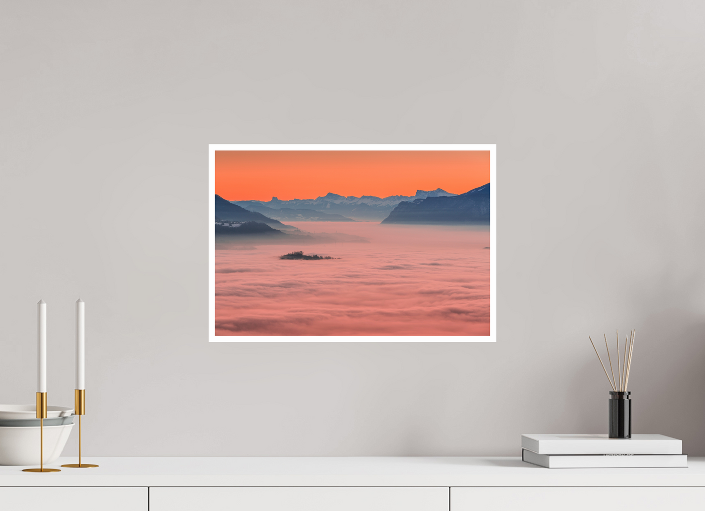 Vallée de Savoie recouverte d’une mer de nuages épaisse sous un ciel orangé du 29 décembre 2024.