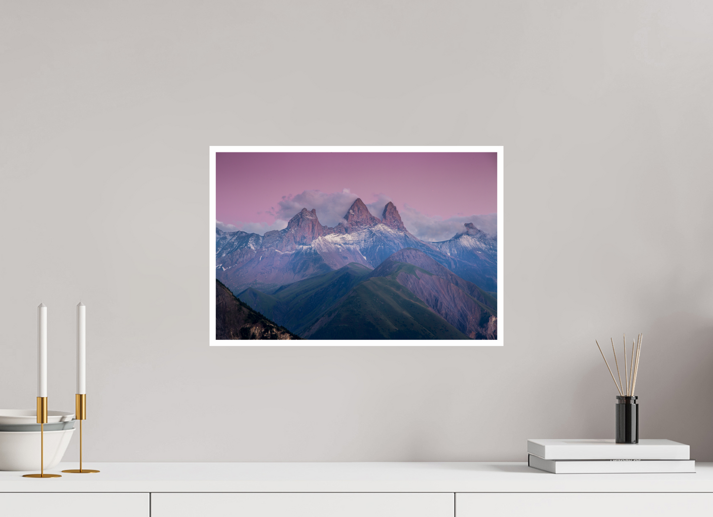 Paysage des Aiguilles d'Arves au crépuscule avec un ciel rosé après le coucher du soleil.