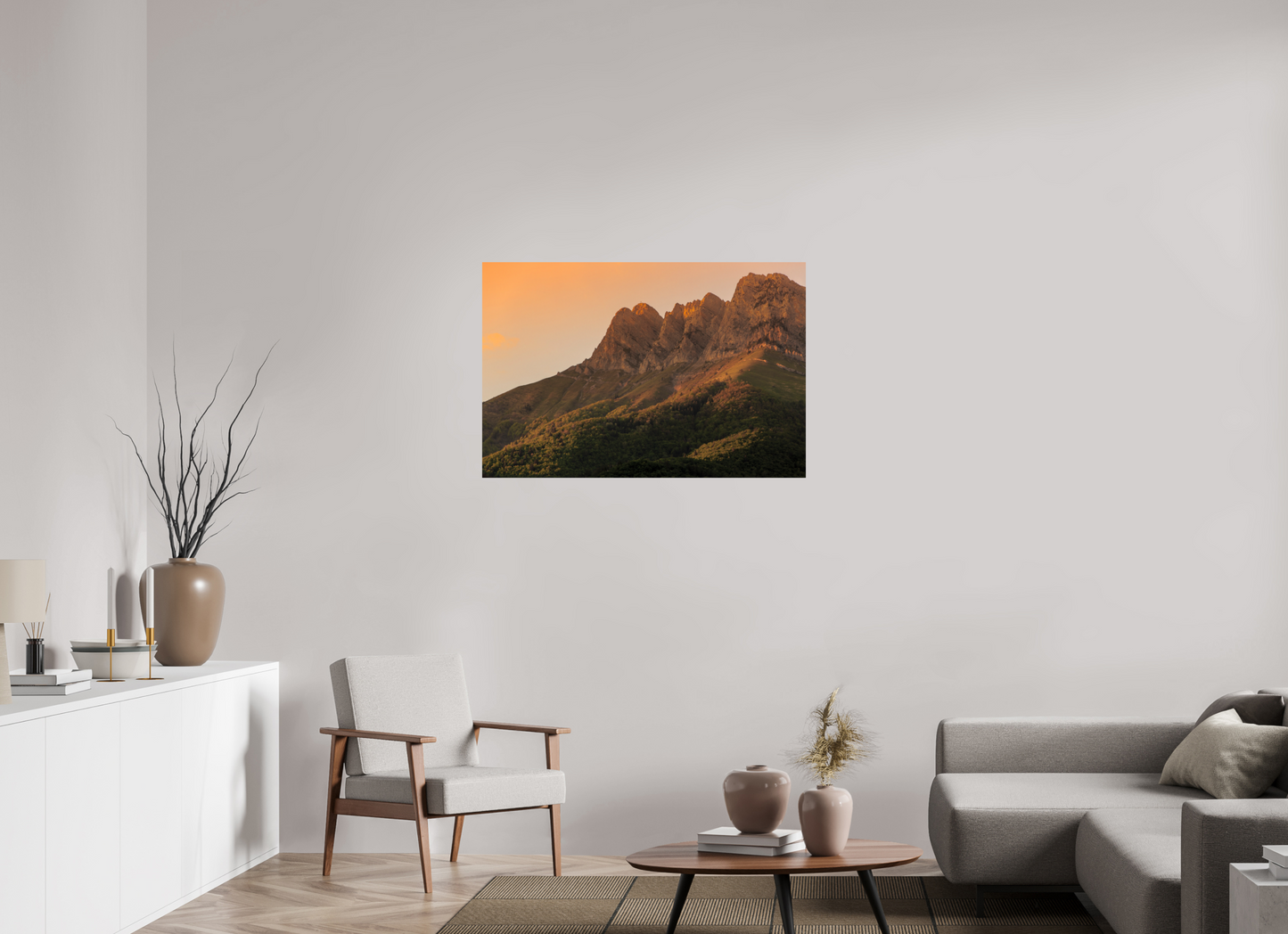 Photographie d'art de la Dent d'Arclusaz dominant la vallée avec les couleurs chaudes du coucher du soleil.