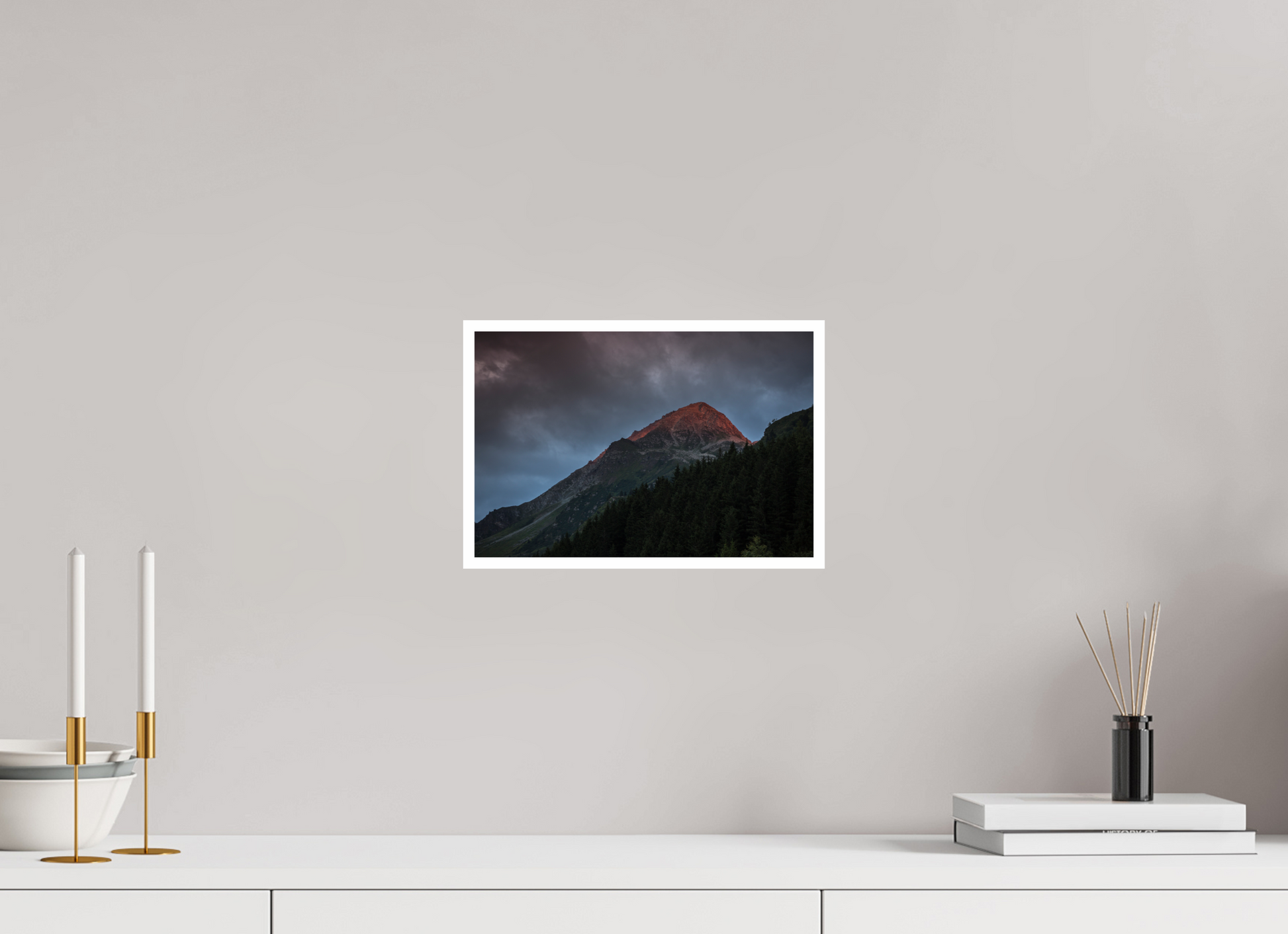 Photographie d'un coucher de soleil sur les montagnes de Champagny avec une lumière dorée.