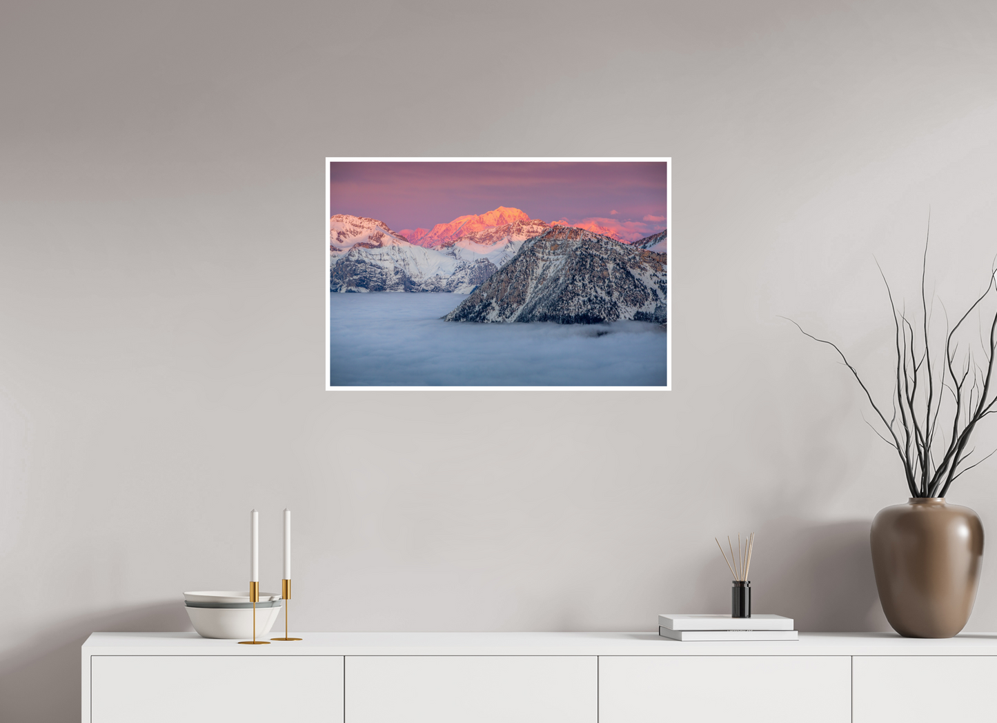 Paysage alpin calme et sauvage dans le Parc naturel régional du Massif des Bauges face au Mont Blanc.