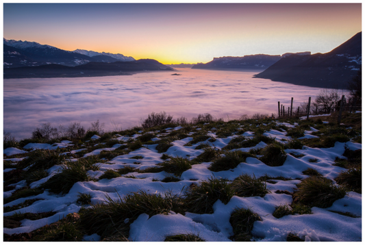 Paysage de Savoie à l’heure bleue avec montagnes baignées d’une lumière douce et bleutée.
