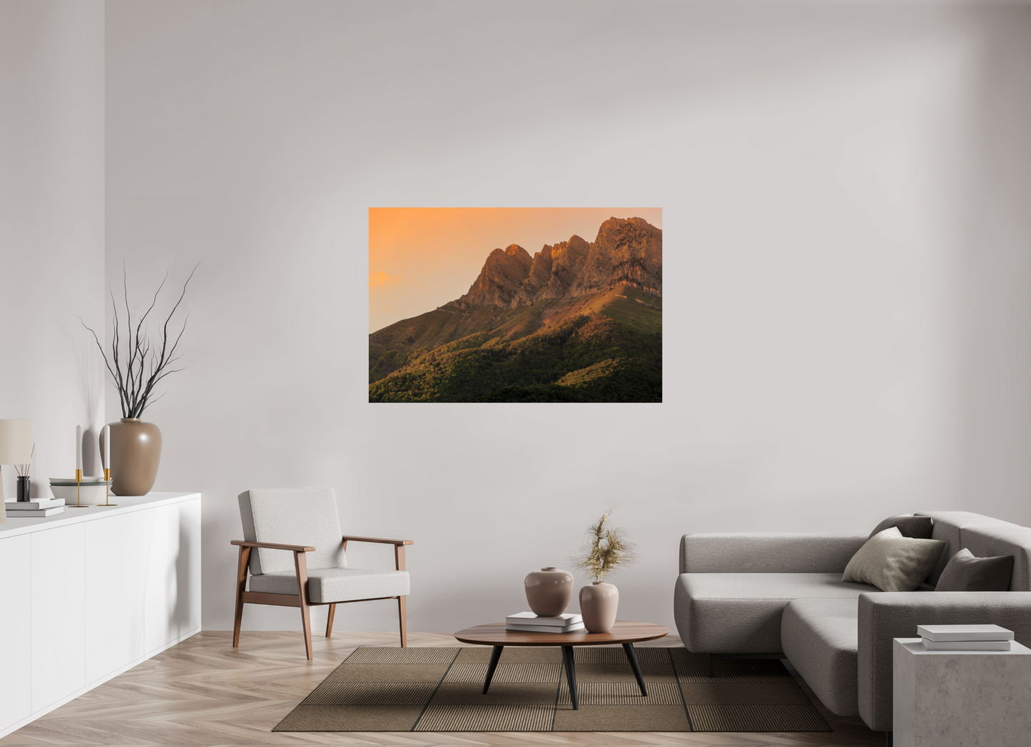 La Dent d'Arclusaz photographiée au coucher du soleil depuis la Combe de Savoie, sous un ciel aux teintes rouges et orangées.