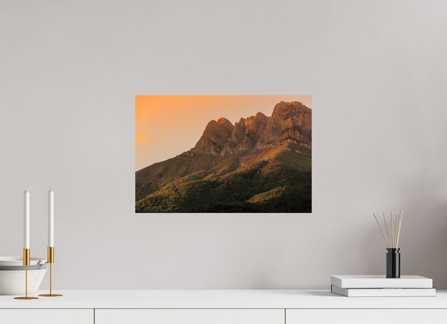 Tirage photo d'art représentant la Dent d'Arclusaz illuminée par les dernières lueurs du soleil en Savoie.