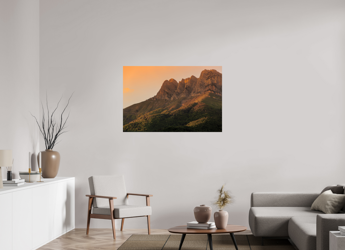 Panorama de la Dent d'Arclusaz sous une lumière dorée de fin de journée dans les Alpes françaises.