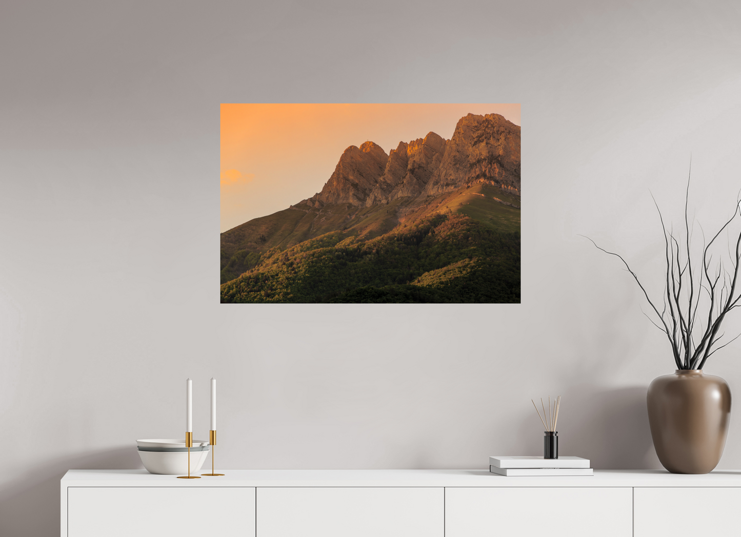 Paysage de montagne montrant la Dent d'Arclusaz au crépuscule dans le massif des Bauges en Savoie.