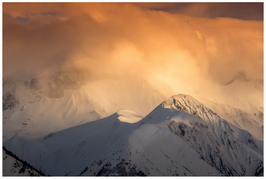 Vallées et sommets de la Maurienne cachés dans les nuages au crépuscule avec une atmosphère mystique alpine.