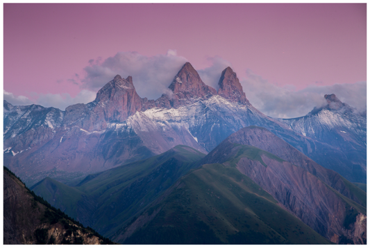 Les trois sommets des Aiguilles d'Arves baignés par les dernières lueurs du jour avant la nuit.