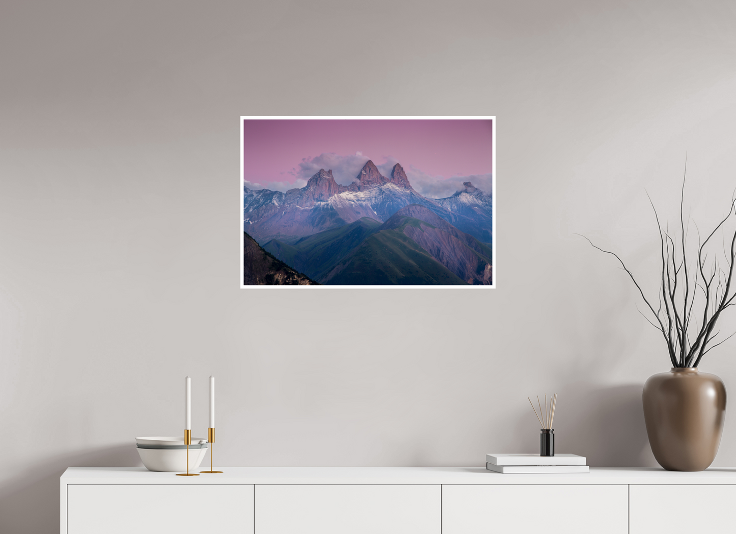 Les Aiguilles d'Arves dominent les alpages sous une douce lumière de fin de journée en été.