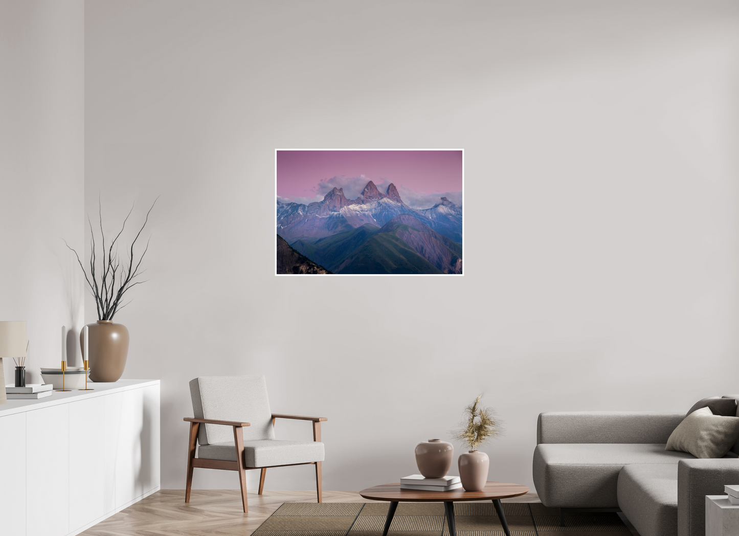 Les célèbres Aiguilles d'Arves éclairées par les dernières couleurs du ciel avant la nuit.