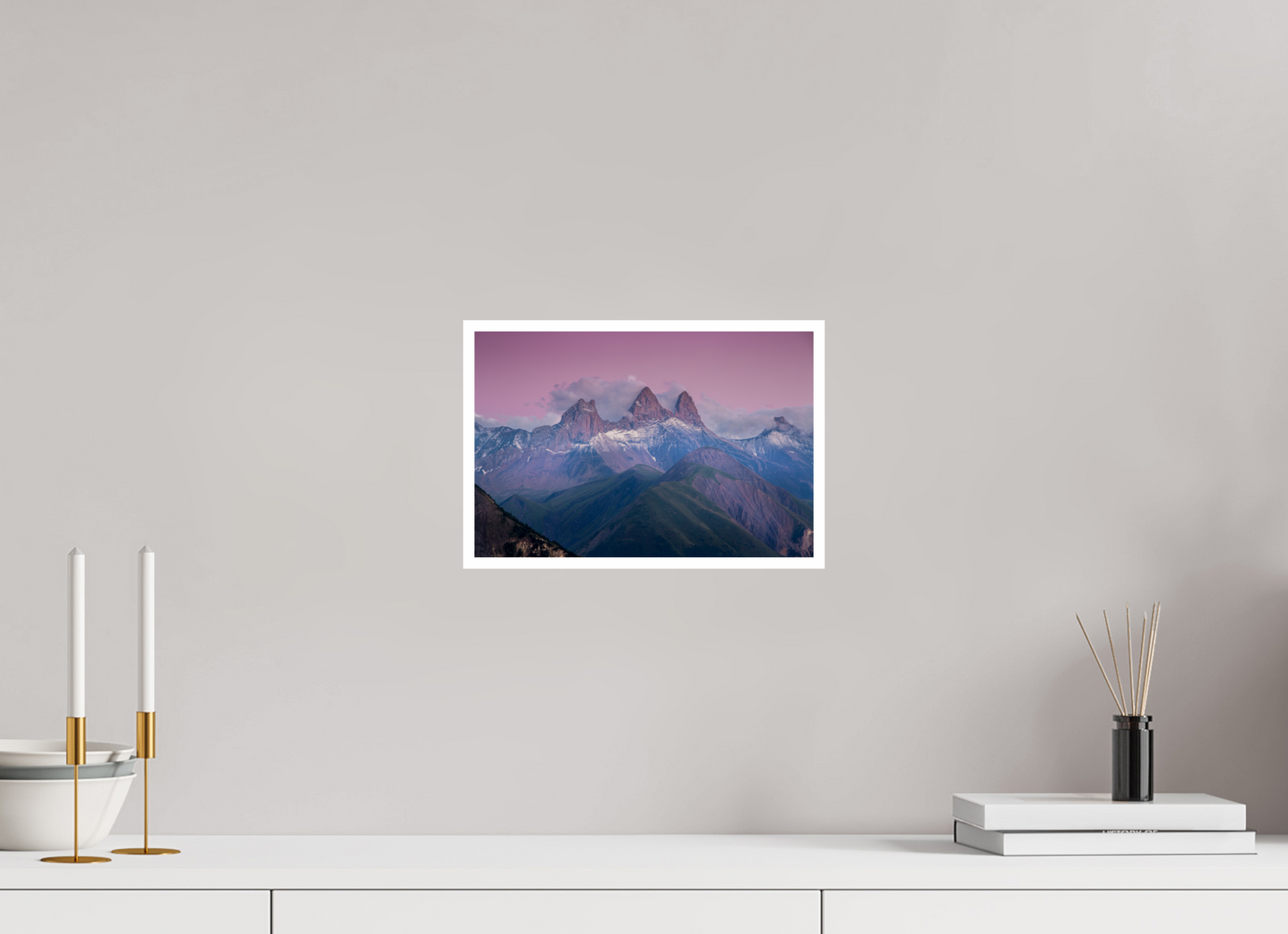 Photographie des Aiguilles d'Arves à l'heure bleue, quelques instants après le coucher du soleil en Savoie.