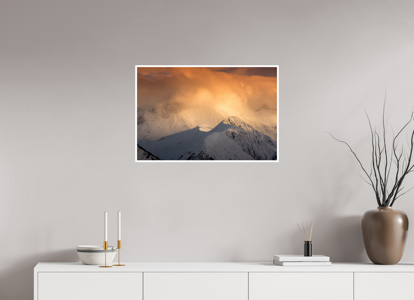 Crêtes des Alpes de Maurienne entre lumière et ombre dans un paysage montagneux dramatique.