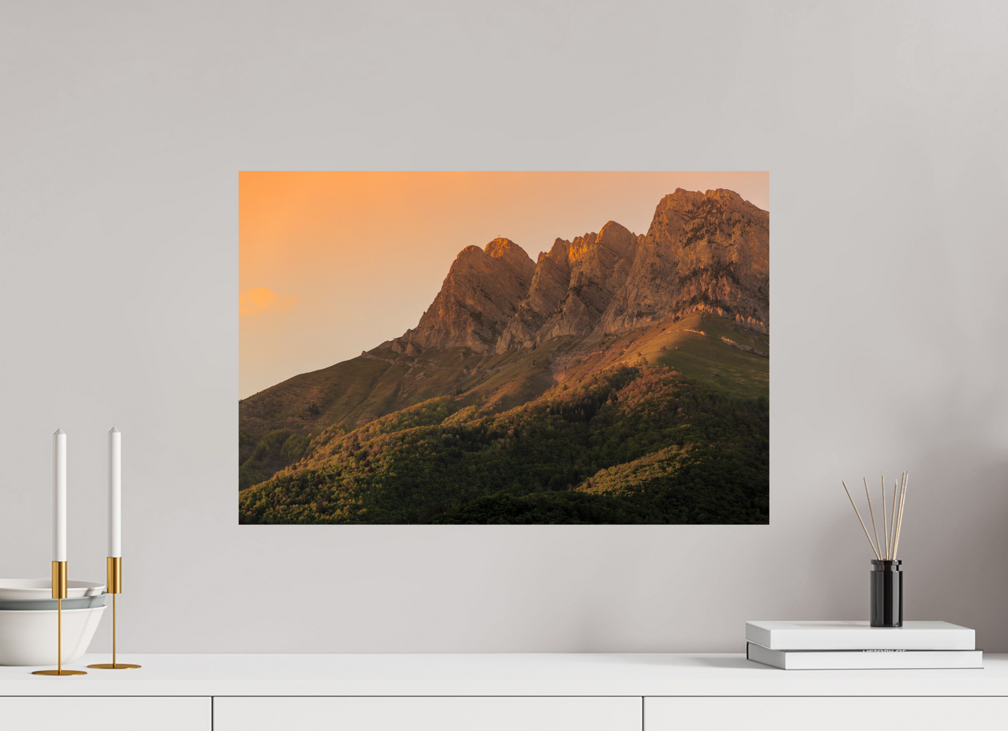 Vue de la Dent d'Arclusaz au coucher du soleil depuis Saint-Pierre-d'Albigny, au cœur de la Combe de Savoie.