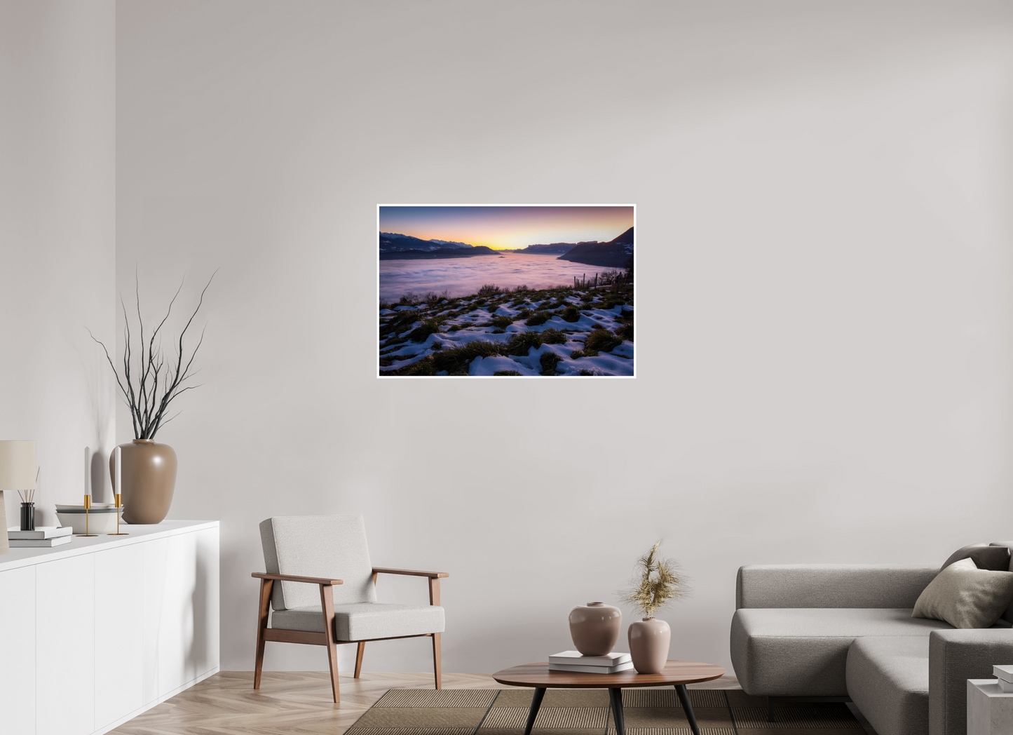 Paysage savoyard baigné d’une lumière bleue magique avant le lever du soleil.