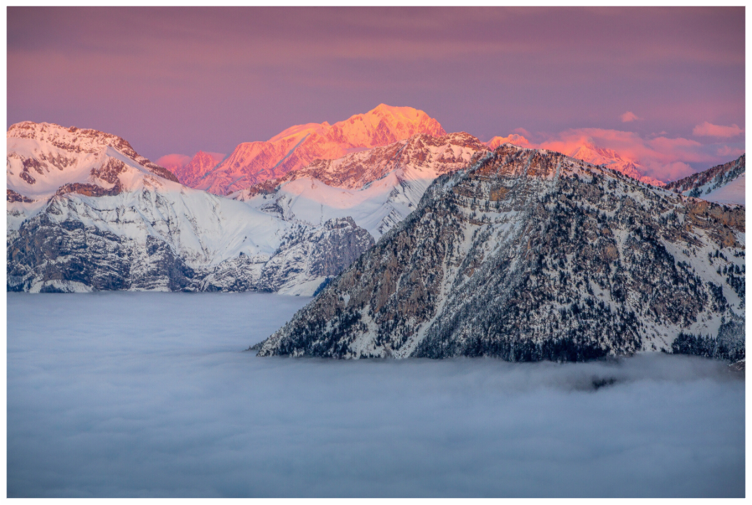 Vue enneigée sur le Mont Blanc depuis le massif des Aillons-Margériaz dans le Parc naturel régional du Massif des Bauges.
