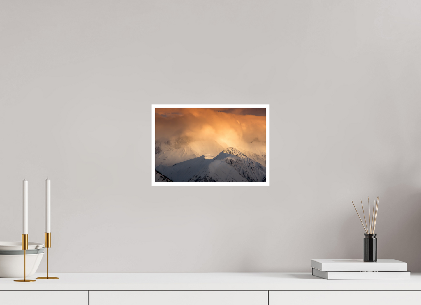 Paysage alpin de la vallée de la Maurienne avec sommets embrumés et lumière du soir.