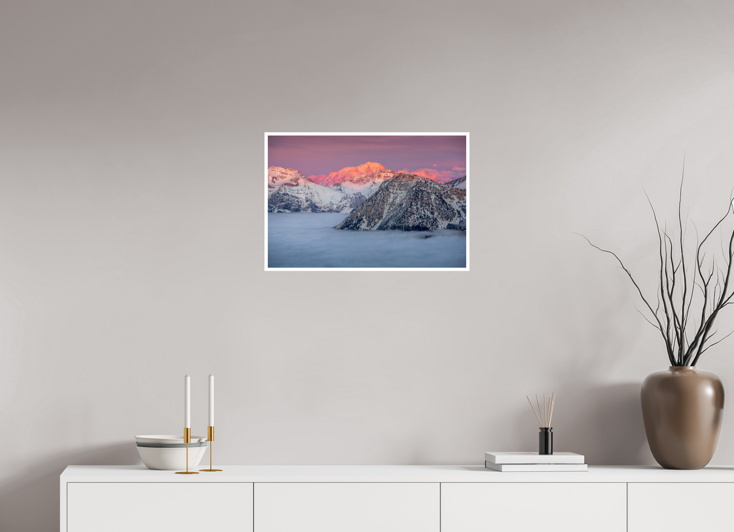 Massif des Bauges sous la neige offrant une vue lointaine et majestueuse sur le Mont Blanc.