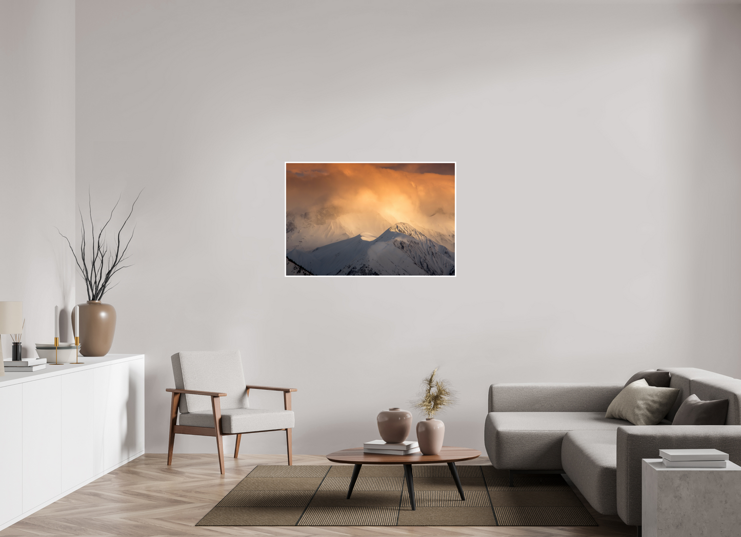 Photo paysage de la vallée de la Maurienne en Savoie avec sommets alpins cachés dans les nuages au crépuscule.