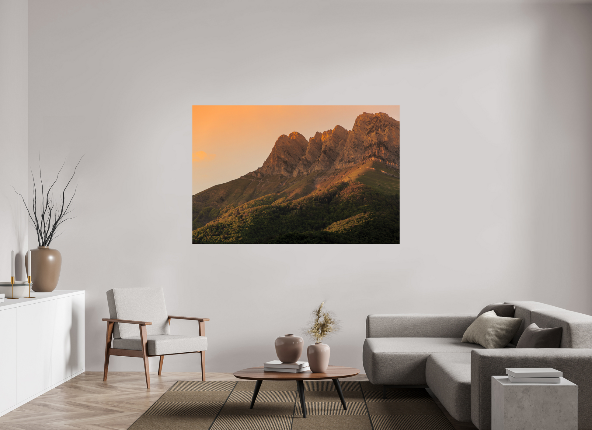 Photographie d'art de la Dent d'Arclusaz dominant Saint-Pierre-d'Albigny, baignée par les dernières lumières du soleil couchant