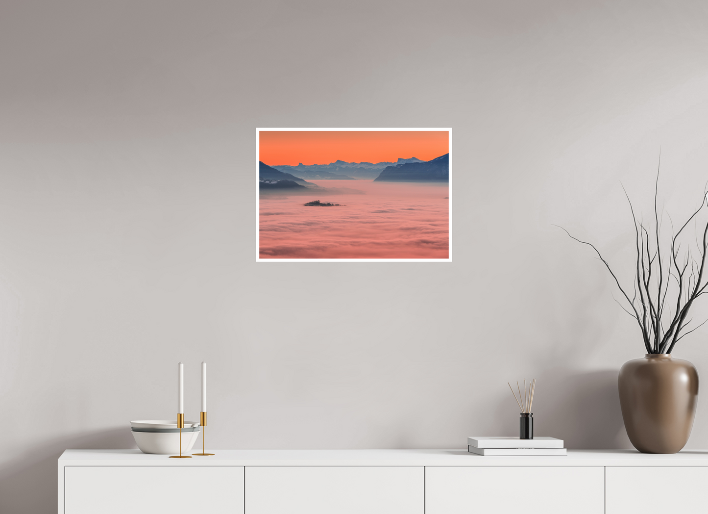 Cimes des arbres dépassant d’une mer de nuages au pied des montagnes savoyardes.